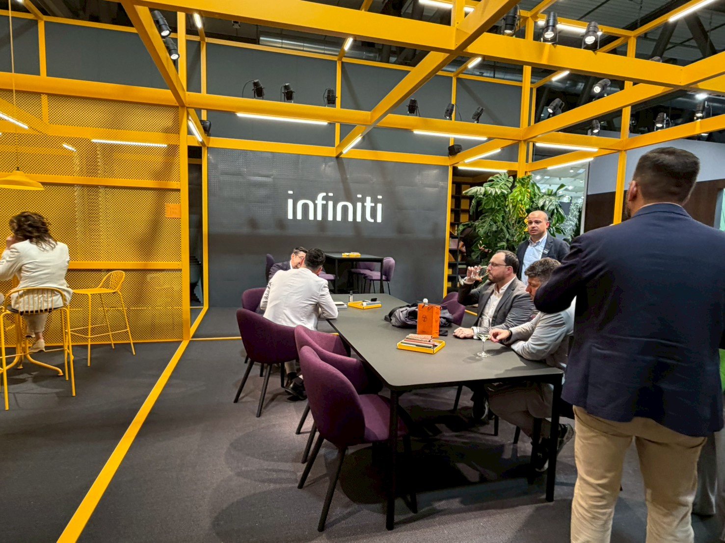 Infiniti のテーブルとブランドサイン