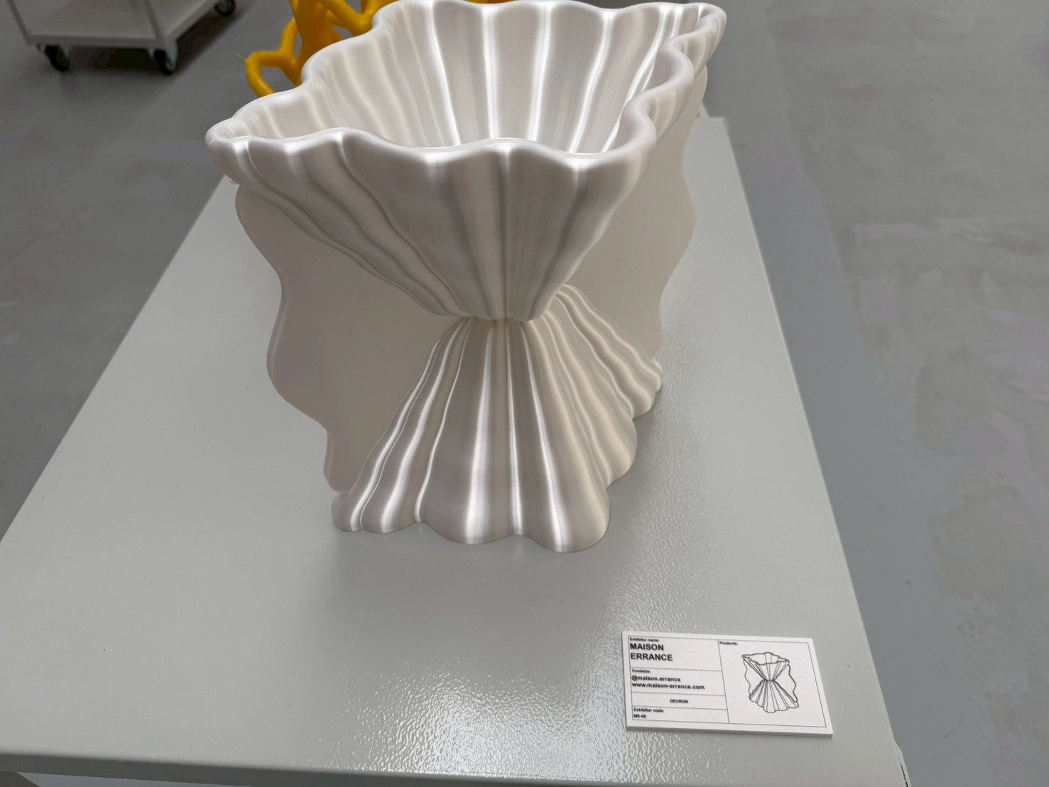 DEORON 有機的なフォルムの花器 独立系デザイン
