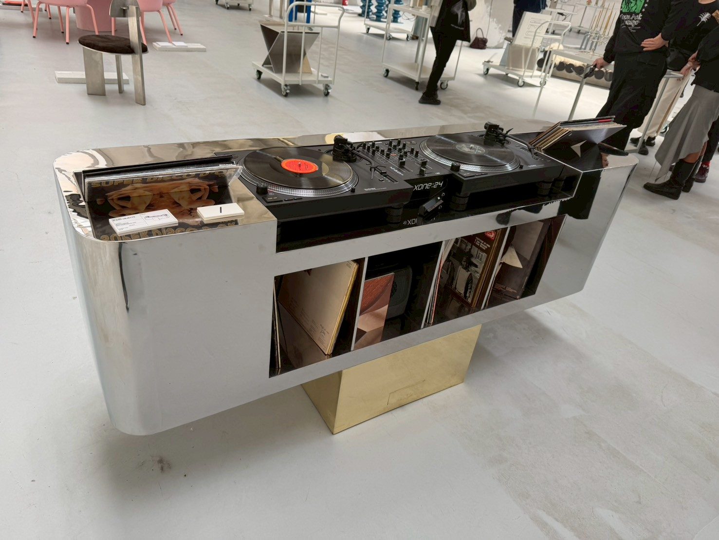 DEORON 会場のメタルのDJブース 生きた空間